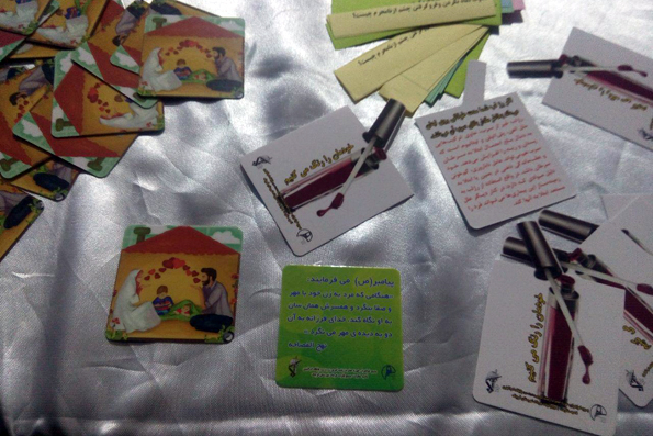 توزیع بسته های فرهنگی بین زائران امام راحل