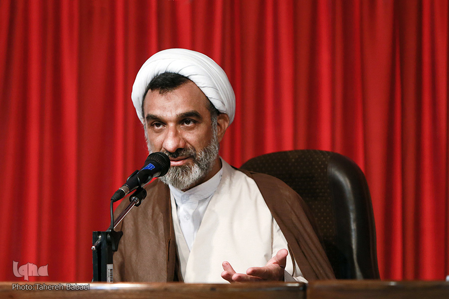 پنج ویژگی فکری استاد احمدی/ «ز هر چه رنگ تعلق بگیرد» آزاد بود پنج ویژگی فکری استاد احمدی/ «ز هر چه رنگ تعلق بگیرد» آزاد بود