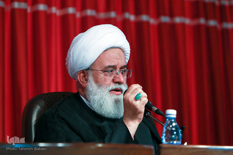 پنج ویژگی فکری استاد احمدی/ «ز هر چه رنگ تعلق بگیرد» آزاد بود پنج ویژگی فکری استاد احمدی/ «ز هر چه رنگ تعلق بگیرد» آزاد بود