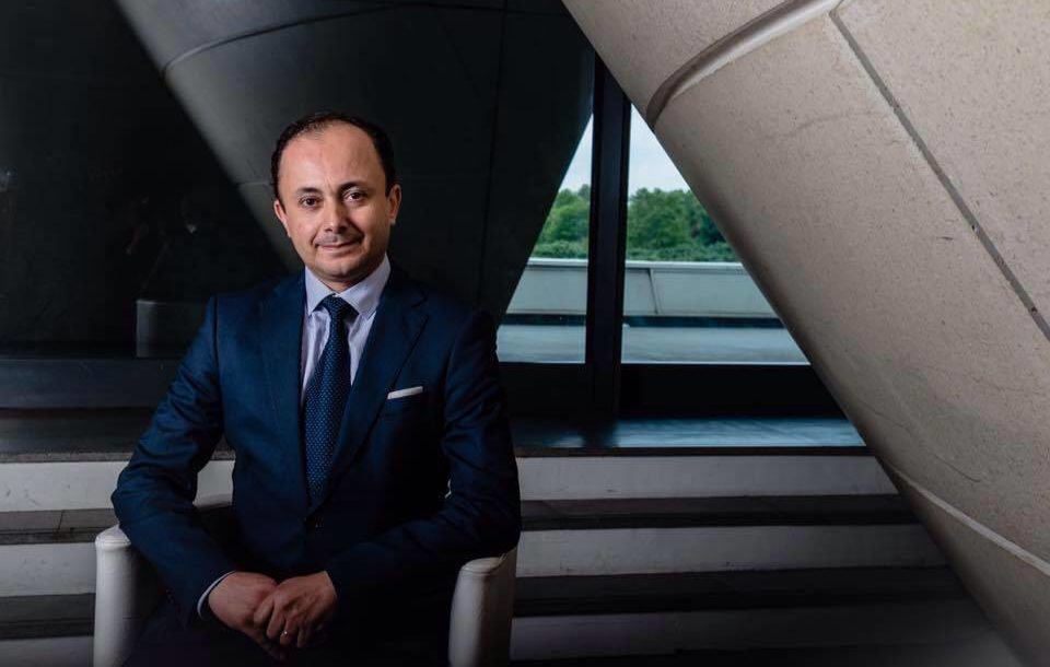 جراح تونسی: قبل از هر عمل قرآن می‌خوانم+عکس