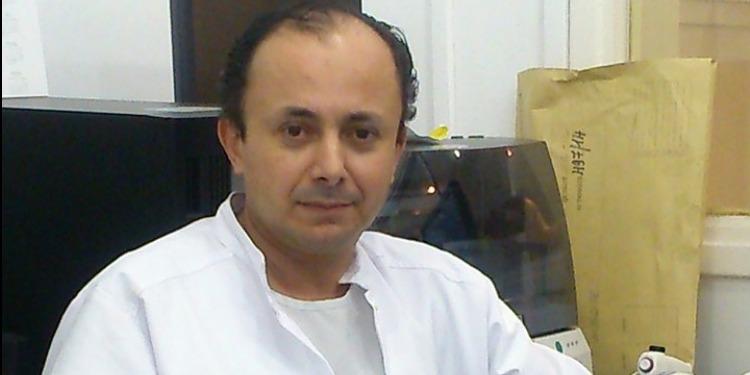 جراح تونسی: قبل از هر عمل قرآن می‌خوانم+عکس