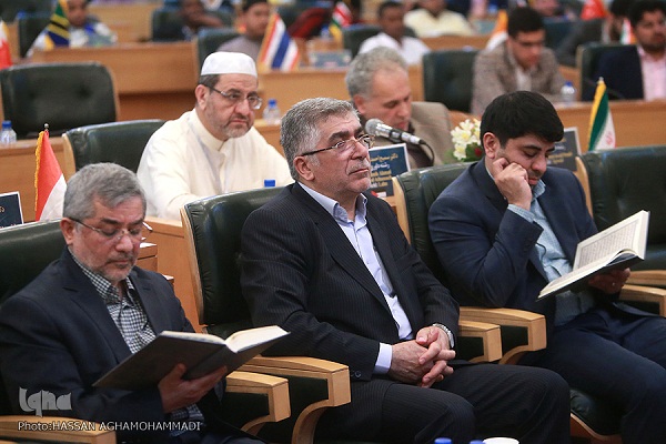 تذکری که نماینده کشورمان در هشتمین شب مسابقات قرآن دانشجویان گرفت/ قاریان در هنگام تلاوت در محراب نماز هستند تذکری که نماینده کشورمان در هشتمین شب مسابقات قرآن دانشجویان گرفت/ قاریان در هنگام تلاوت در محراب نماز هستند