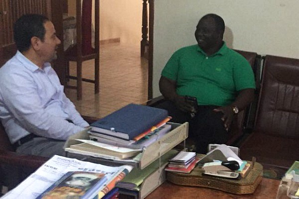 اهدای قرآن به فعالان سینمایی سنگال