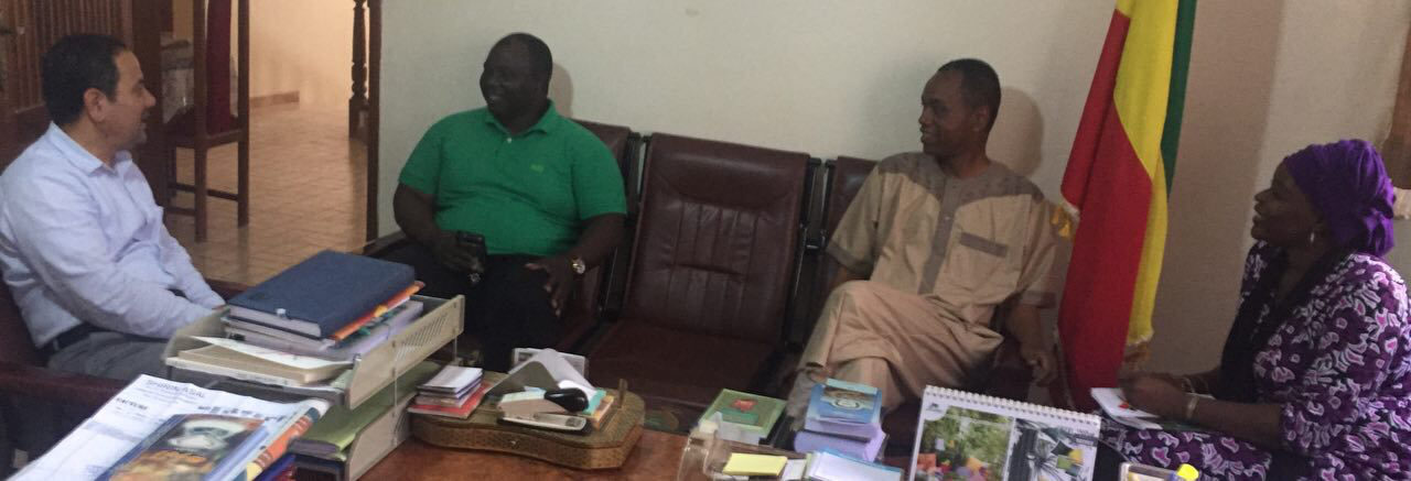 اهدای قرآن به فعالان سینمایی سنگال اهدای قرآن به فعالان سینمایی سنگال