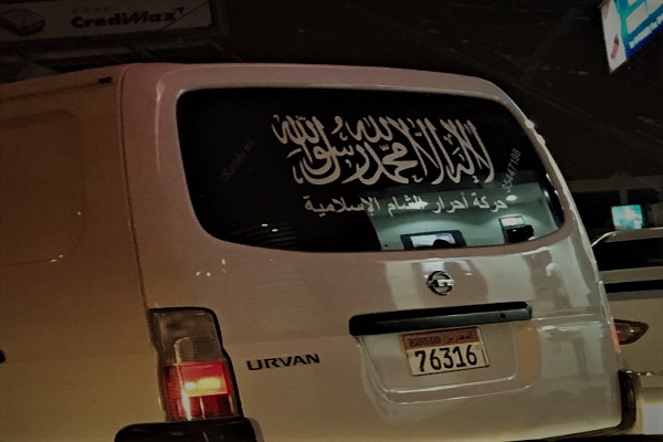 دستگاه خودرو حامل نشان جنبش احرار الشام در خیابان‌های بحرین