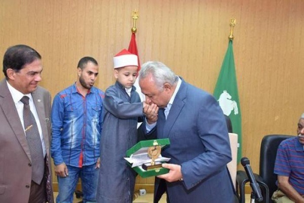 تکریم کوچک&zwnj;ترین قاری و حافظ قرآن در مصر