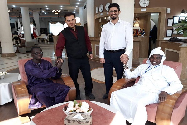 عکس&zwnj;های یادگاری حافظ سنگالی با ایرانی&zwnj;ها