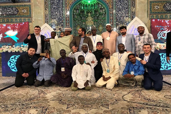 عکس&zwnj;های یادگاری حافظ سنگالی با ایرانی&zwnj;ها