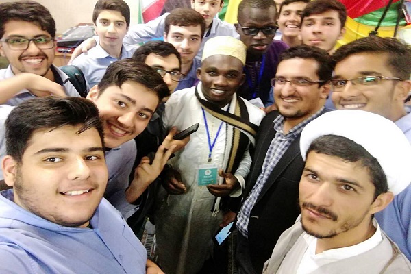 عکس&zwnj;های یادگاری حافظ سنگالی با ایرانی&zwnj;ها