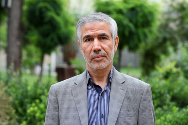 &laquo;تعهد و رسالت&raquo;؛ تن&zwnj;پوش شعر انقلاب/شاعر موضع&zwnj;مند باشد