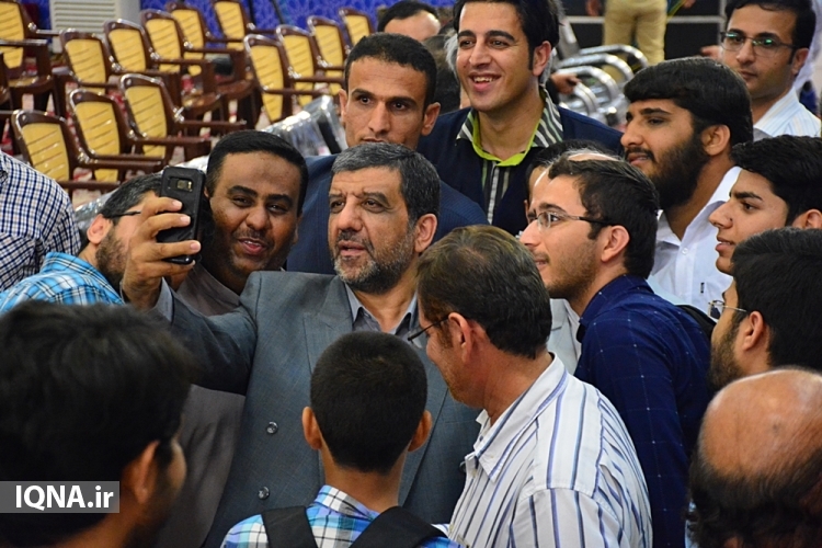 تجلیل از 2 خانواده شهید رسانه در بوشهر