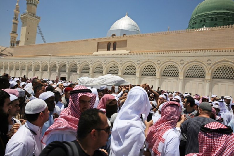 تشییع مفسر قرآن الجزایری به سمت بقیع+فیلم