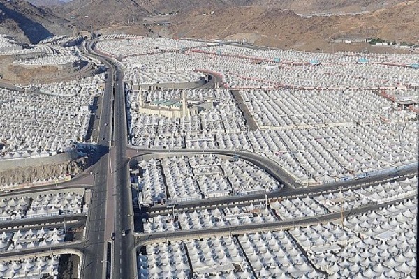 ورود حجاج به سرزمین منا برای مراسم روز ترویه