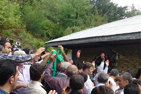 جمعه/////امروز؛ آئین سنتی «عَلم واچینی» در بقعه متبرکه سرتربت املش