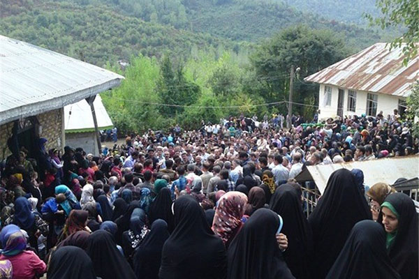 جمعه/////امروز؛ آئین سنتی «عَلم واچینی» در بقعه متبرکه سرتربت املش
