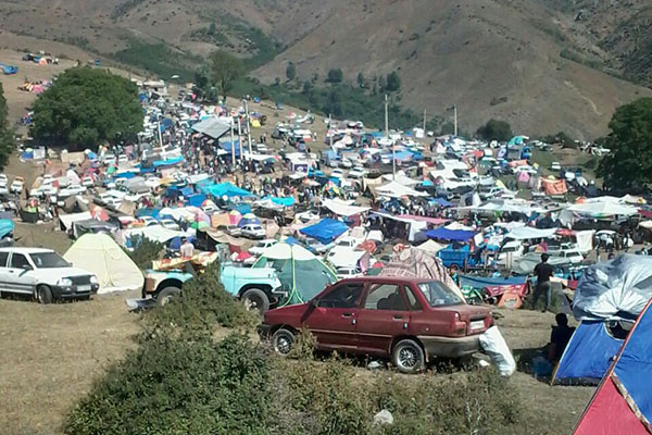 جمعه/////امروز؛ آئین سنتی «عَلم واچینی» در بقعه متبرکه سرتربت املش