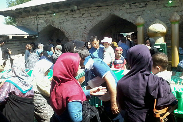 جمعه/////امروز؛ آئین سنتی «عَلم واچینی» در بقعه متبرکه سرتربت املش