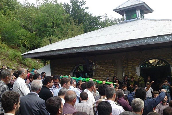 جمعه/////امروز؛ آئین سنتی «عَلم واچینی» در بقعه متبرکه سرتربت املش