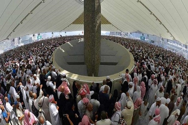 آغاز رمی جمرات در سرزمین منا