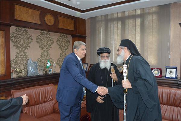 اهدای قرآن از سوی مسیحیان به استاندار مصری+عکس