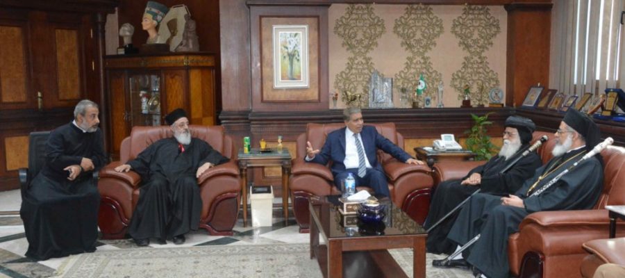 اهدای قرآن از سوی مسیحیان به استاندار مصری+عکس