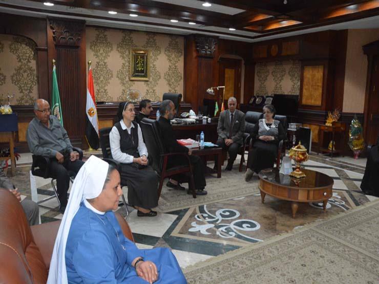 اهدای قرآن از سوی مسیحیان به استاندار مصری+عکس