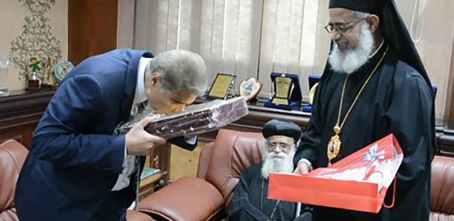 اهدای قرآن از سوی مسیحیان به استاندار مصری+عکس