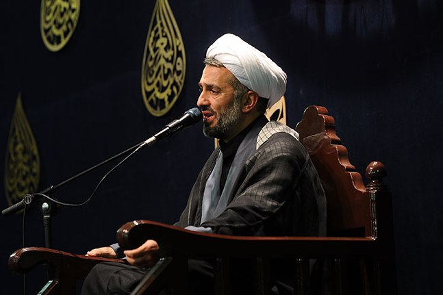 پوشیدن لباس مشکی از کمترین لوازم اندوه برای اهل بیت(ع) است