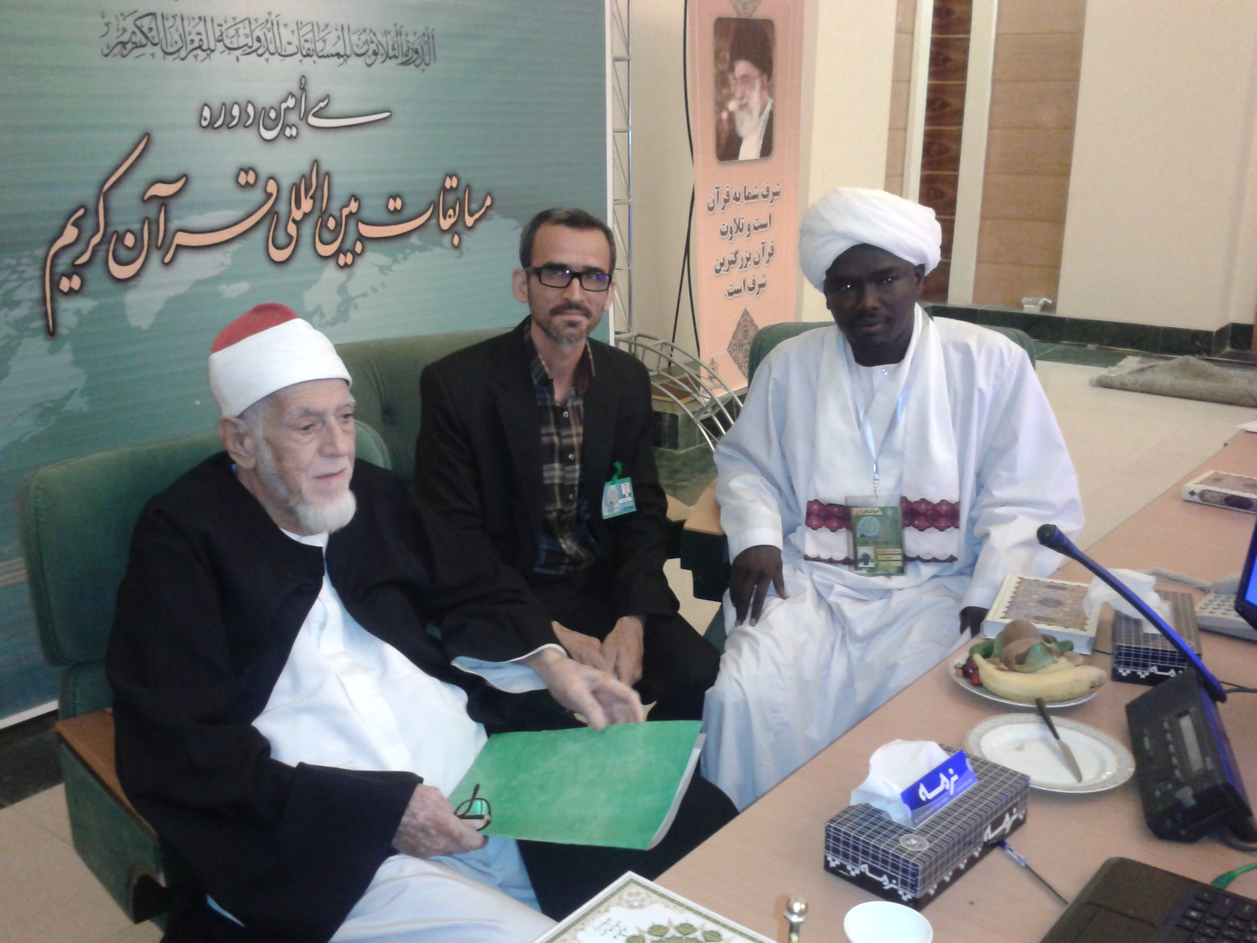 تخته‌ جعبه‌های کاتیوشا که رحل قرآن شدند/ فرمانده و سرباز همه بر سر یک سفره بودیم/ تنها شکلی از احترام به شهدا باقی مانده است