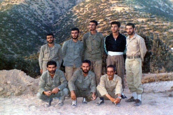 تخته‌ جعبه‌های کاتیوشا که رحل قرآن شدند/ فرمانده و سرباز همه بر سر یک سفره بودیم/ تنها شکلی از احترام به شهدا باقی مانده است