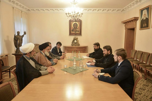 اهدای نهج‌البلاغه به مقام مسیحی روس+عکس