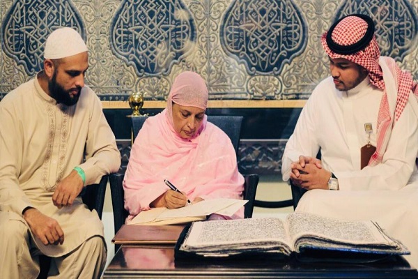 اهدای قرآن دست&zwnj;دوز بانوی پاکستانی به موزه مدینه