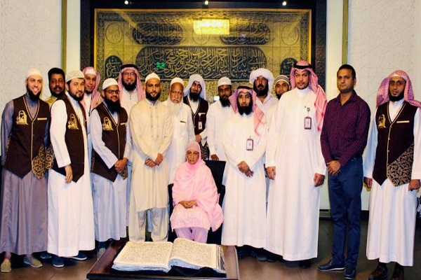 اهدای قرآن دست&zwnj;دوز بانوی پاکستانی به موزه مدینه