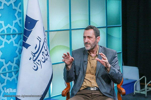 غفلت فلسفه اسلامی نسبت به غرب در بسیاری امور/از همه کارکردهای فلسفه به امور عامه‌اش توجه داشته‌ایم/فلاسفه ما از اخلاق و فرهنگ پرسش نمی‌کنند