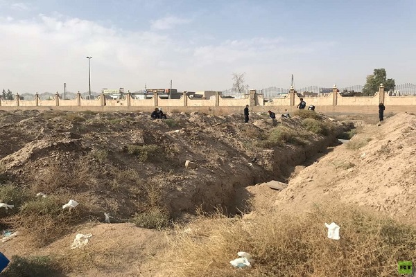 تصاویری از بزرگترین گور جمعی در شهر الرقه سوریه تصاویری از بزرگترین گور جمعی در شهر الرقه سوریه