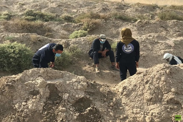 تصاویری از بزرگترین گور جمعی در شهر الرقه سوریه تصاویری از بزرگترین گور جمعی در شهر الرقه سوریه