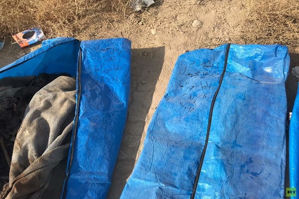 تصاویری از بزرگترین گور جمعی در شهر الرقه سوریه تصاویری از بزرگترین گور جمعی در شهر الرقه سوریه