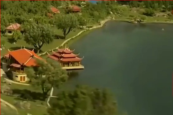 پرچم امام حسین(ع) بر دروازه‌های چین+کلیپ