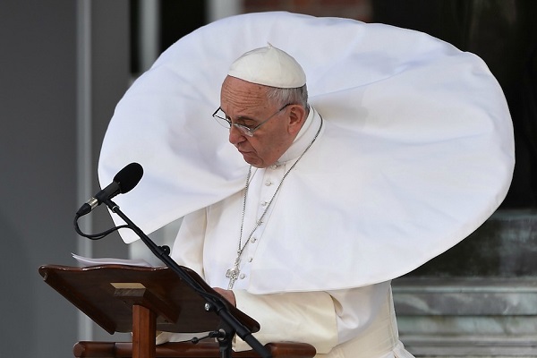 پاپ، افسونگری و سفر به بالتیک