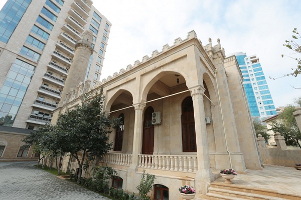 حضور مهربان علی‌اف در مراسم افتتاح مسجد امام حسین باکو