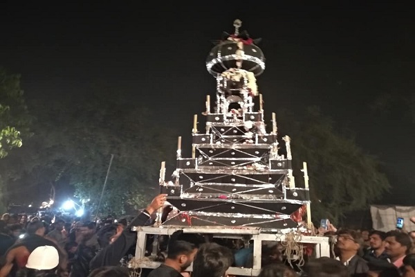 حضور هزاران نفری شیعیان هند در مراسم عزاداری امام عسکری(ع) حضور هزاران نفری شیعیان هند در مراسم عزاداری امام عسکری(ع)