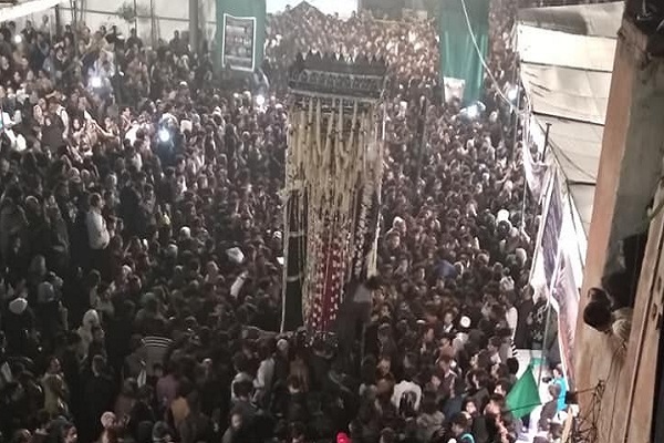 حضور هزاران نفری شیعیان هند در مراسم عزاداری امام عسکری(ع) حضور هزاران نفری شیعیان هند در مراسم عزاداری امام عسکری(ع)