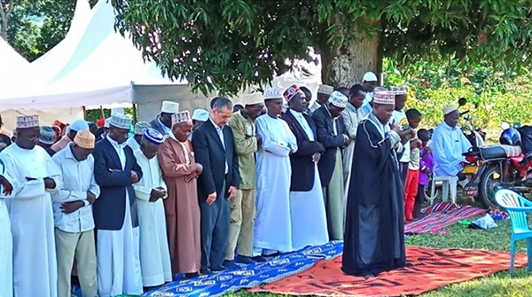 کاشت نهال وحدت شیعه و سنی در اوگاندا+عکس کاشت نهال وحدت شیعه و سنی در اوگاندا+عکس