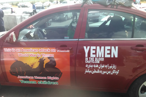 &laquo;حسین یجمعنا&raquo; شعاری که بر خودروی طلبه مشهد نقش بست/ زیارت امام حسین(ع) به نیابت از کودکان جهان