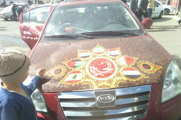 &laquo;حسین یجمعنا&raquo; شعاری که بر خودروی طلبه مشهد نقش بست/ زیارت امام حسین(ع) به نیابت از کودکان جهان