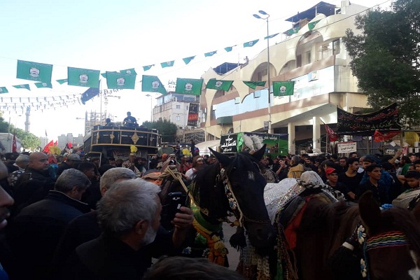 روایت ایکنا از کاروان اسرای شام در خیابان های کربلا