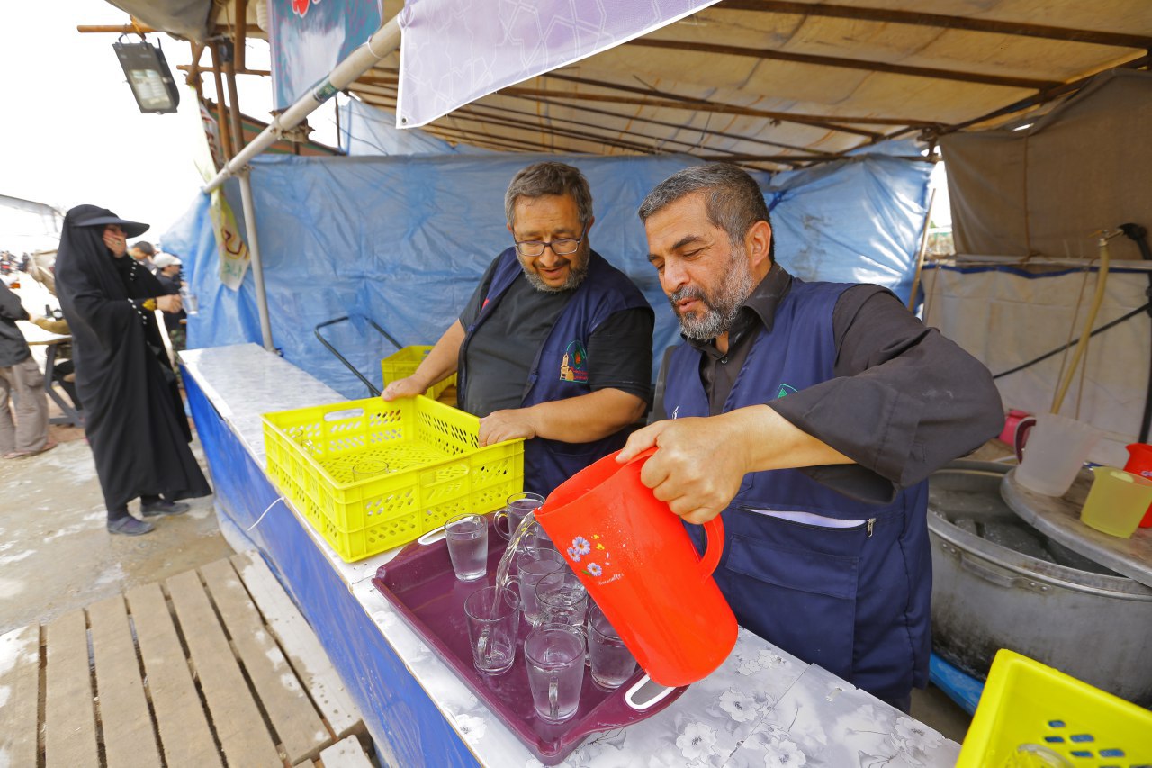 نماز جماعت زائران اربعین در موکب 10 هزار نفری/ تلاش برای ساخت موکب 35 هزار نفری