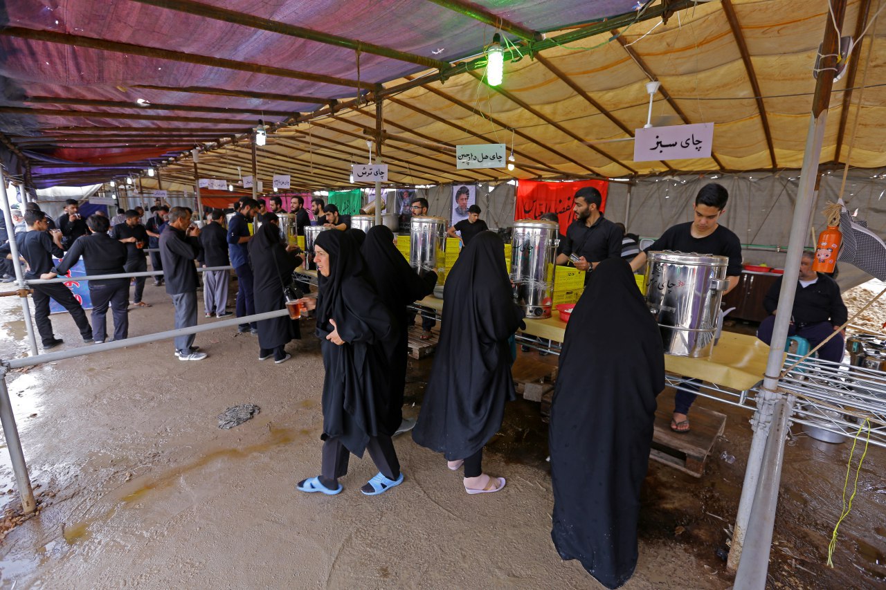 نماز جماعت زائران اربعین در موکب 10 هزار نفری/ تلاش برای ساخت موکب 35 هزار نفری