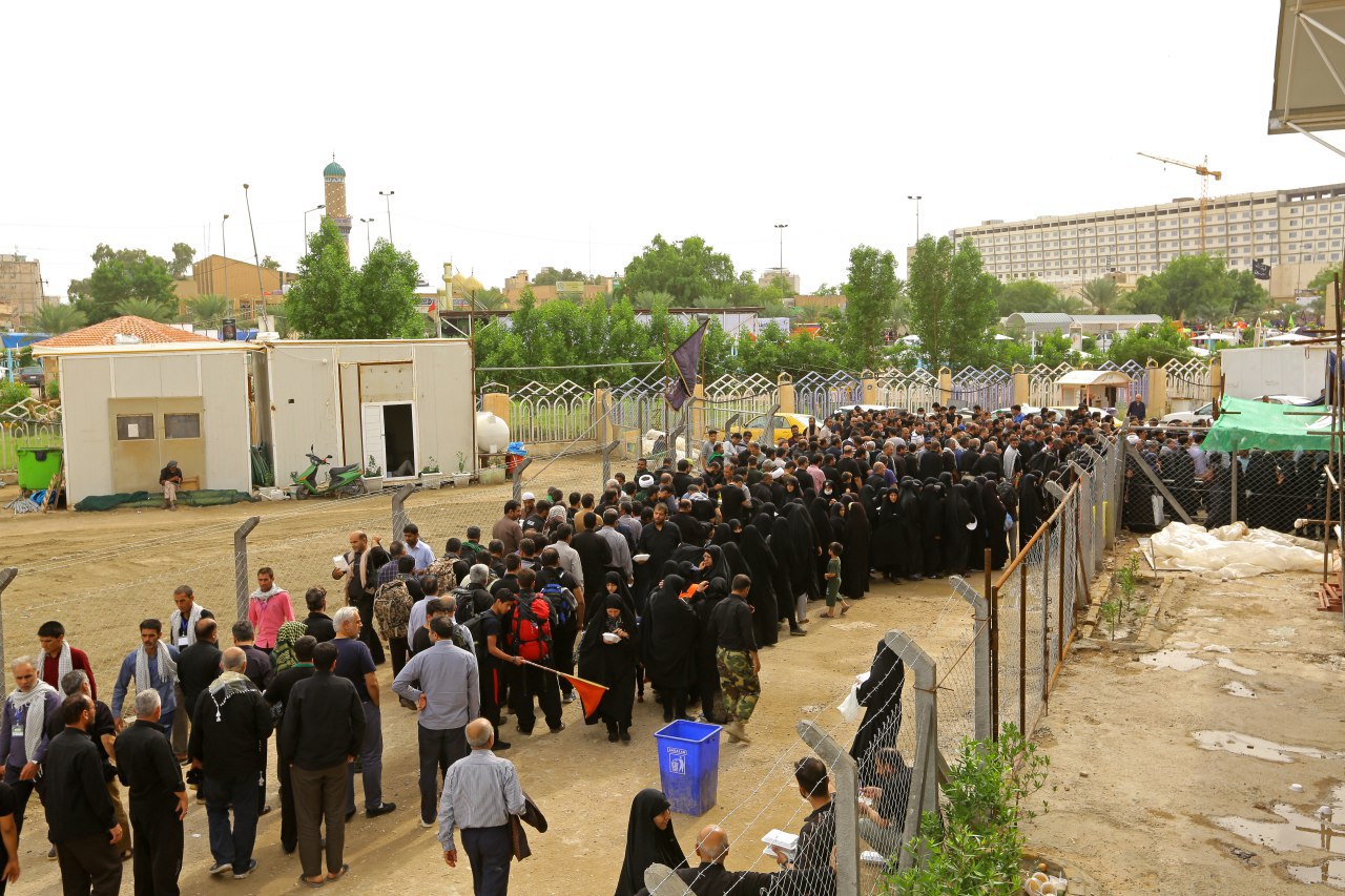 نماز جماعت زائران اربعین در موکب 10 هزار نفری/ تلاش برای ساخت موکب 35 هزار نفری