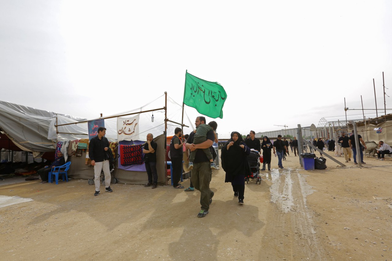 نماز جماعت زائران اربعین در موکب 10 هزار نفری/ تلاش برای ساخت موکب 35 هزار نفری